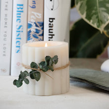 Load image into Gallery viewer, Andaluca - Palo Santo Scented White Marble Candle with Ridges